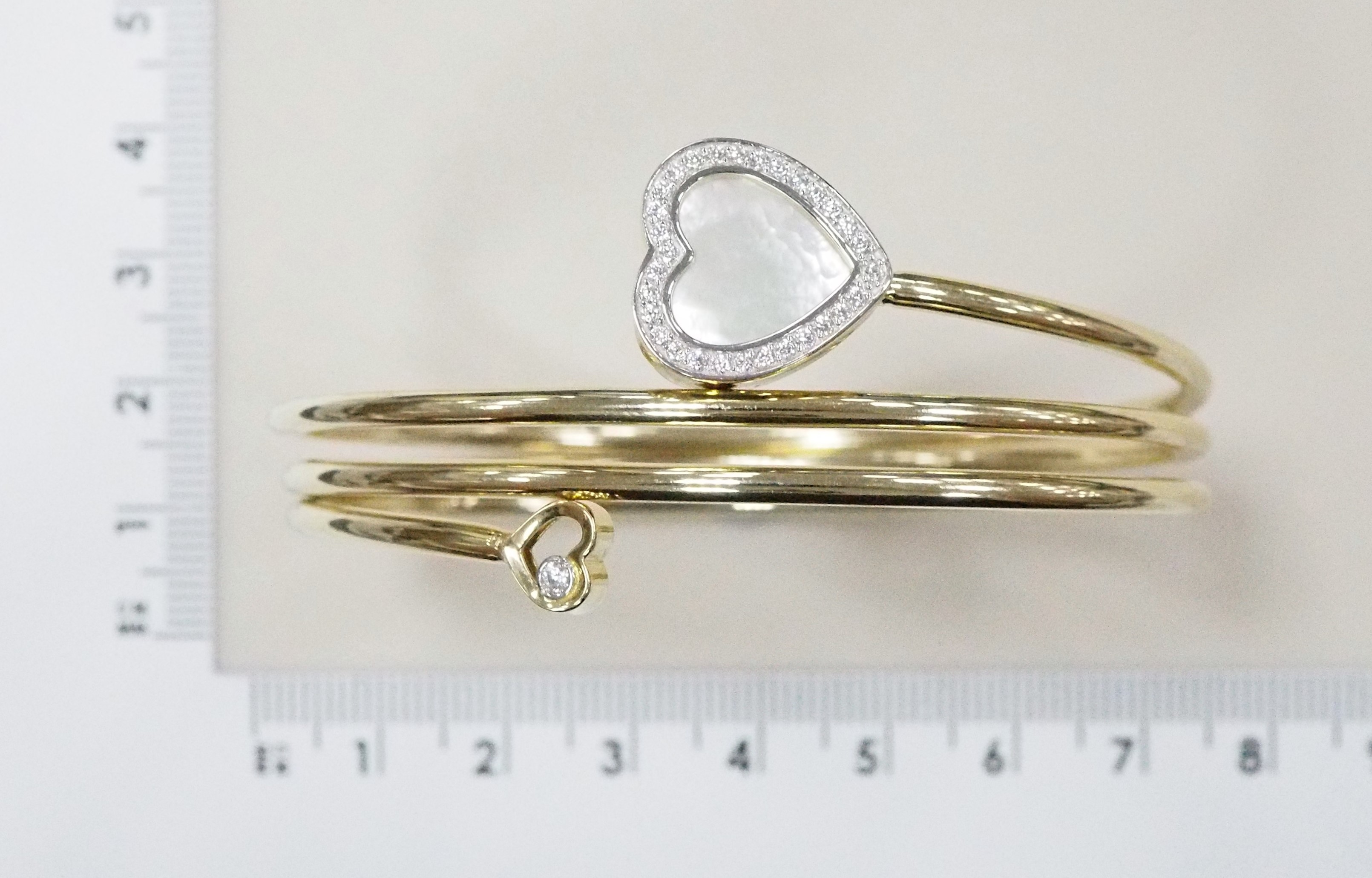 Незамкнутый браслет из желтого золота с перламутром "Сердце"